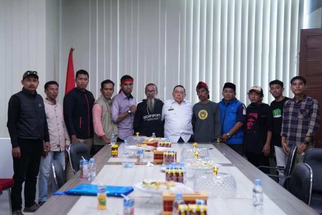 
					Wagub Sulbar Temui Pendemo Tolak Tambang Pasir, Segera Bentuk Tim Evaluasi Tambang 