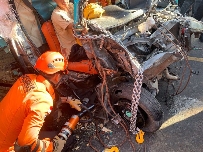 
					Kecelakaan Pick Up dan Truk Adu Banteng di Polman, Sopir Terjepit di Kabin Selama Dua Jam