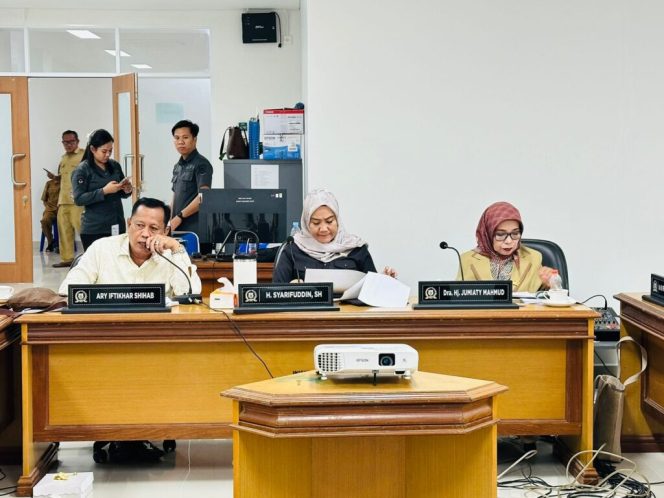 
					Komisi II DPRD Sulbar Rapat bersama OPD Mitra Kerja, Bahas Evaluasi dan Rencana Kerja Tahun 2025