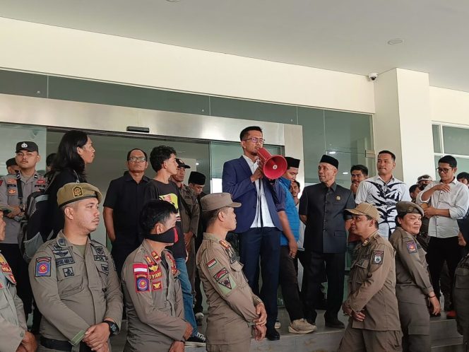 
					DPRD Sulbar Terima Aspirasi Demonstran Aliansi Mahasiswa dan Masyarakat 
