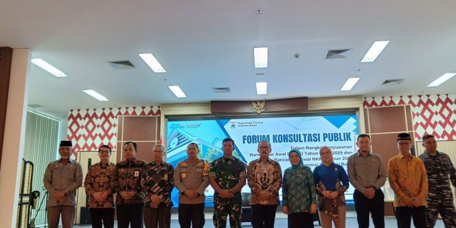 
					Wakil ketua dan anggota dprd sulbar hadiri forum konsultasi publik.
