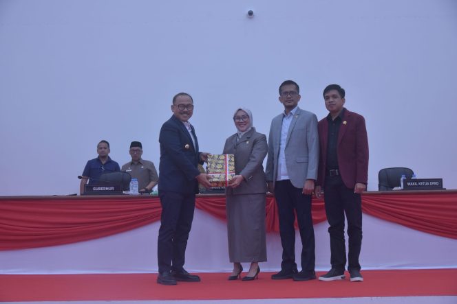 
					DPRD Sulbar Serahkan Surat Keputusan ke Gubernur Soal Penyempurnaan Dua Ranperda