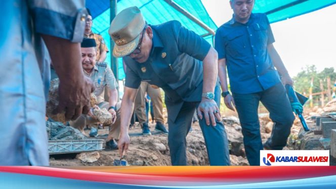 
					Gubernur Sulbar Suhardi Duka Melakukan Peletakan Batu Pertama Pembangunan Masjid Nurul Akbar di Lingkungan Kampung Baru